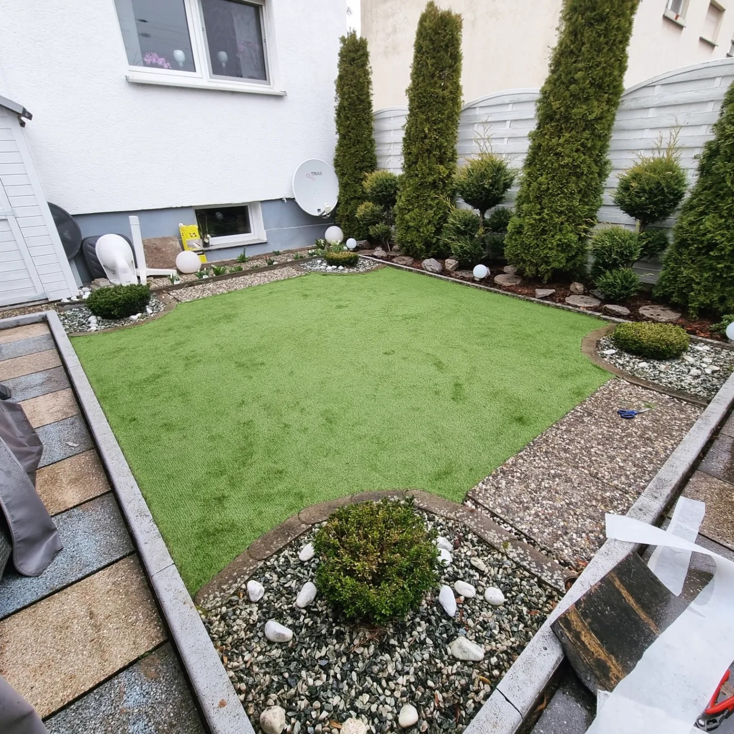 Neuer Rasen mit Beeten und Zypressen, Galabau Luki Neustadt