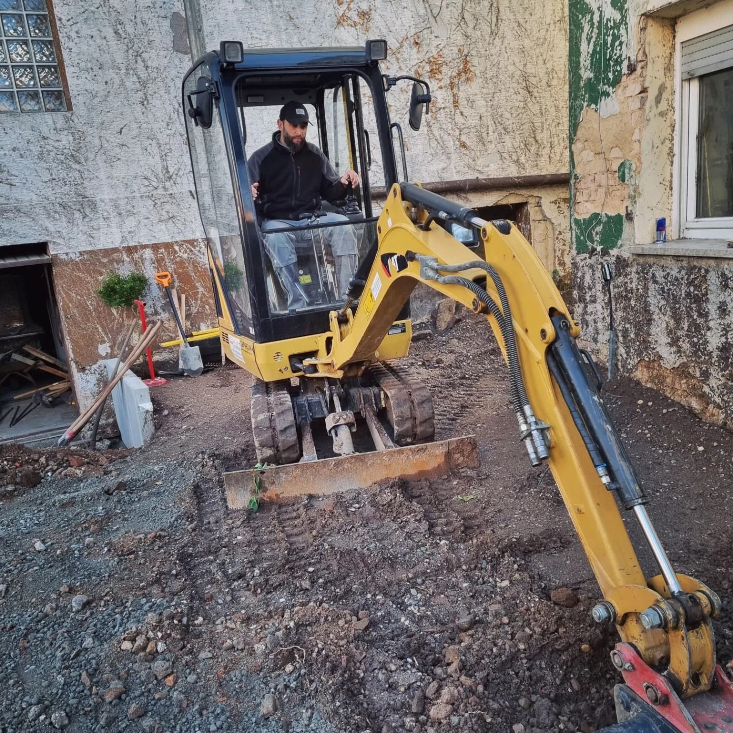 Minibagger bei Erdarbeiten im Garten, Galabau Luki Neustadt