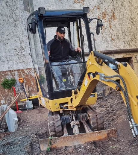 Minibagger bei Erdarbeiten im Garten, Galabau Luki Neustadt