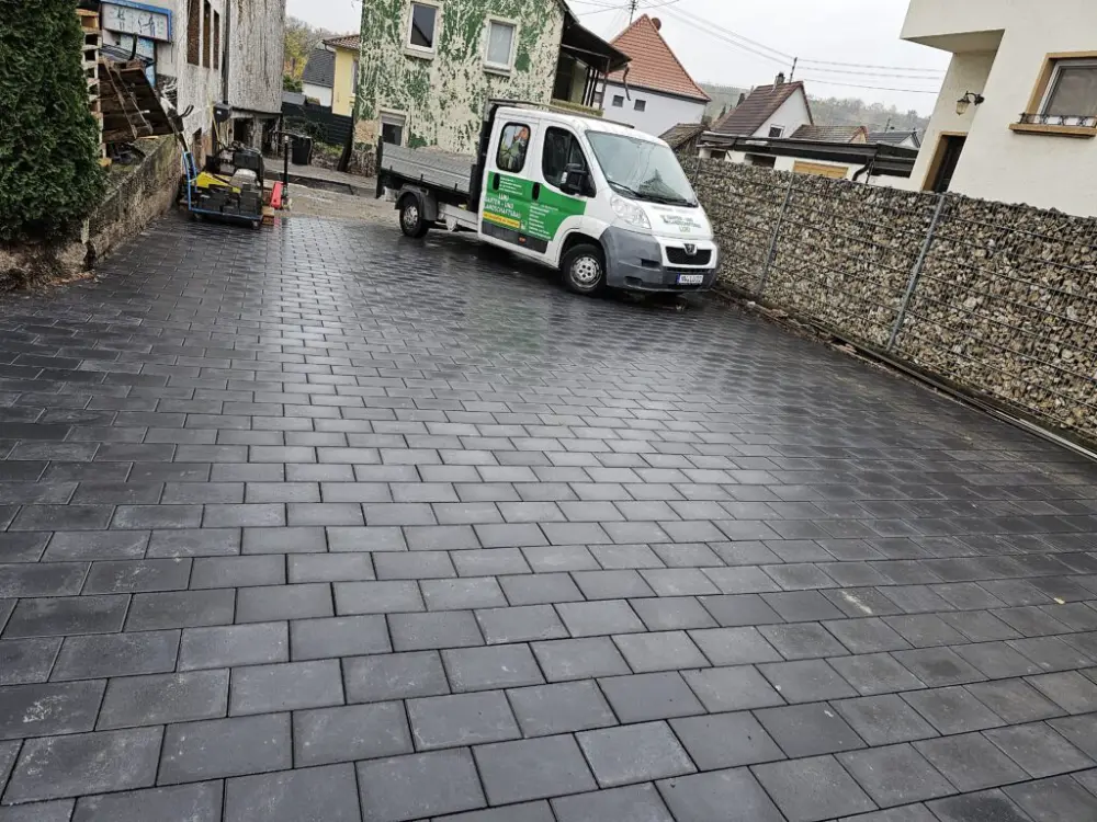 Neu gepflasterter Hof von Garten- und Landschaftsbau Luki